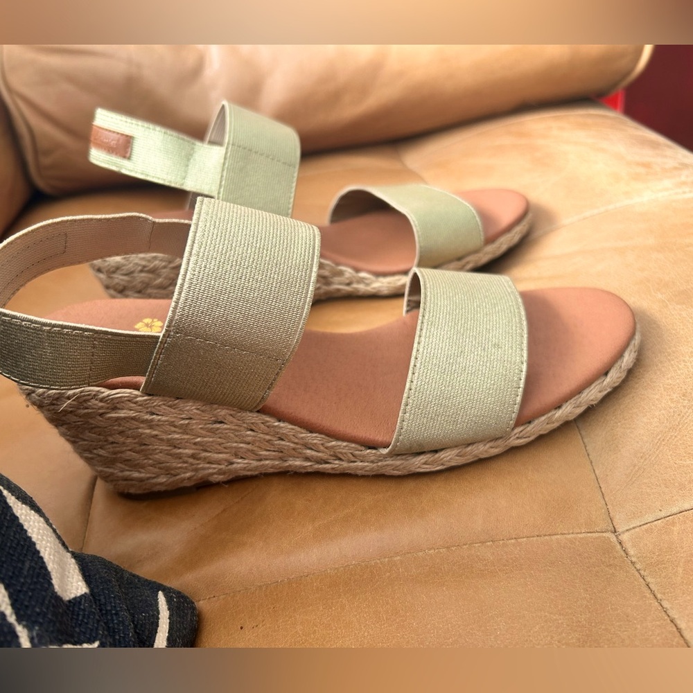 Tommy Bahama wedge sandals